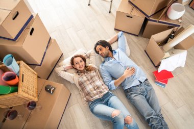 Çift yeni eve taşınıyor.