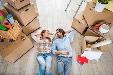 Çift yeni eve taşınıyor.