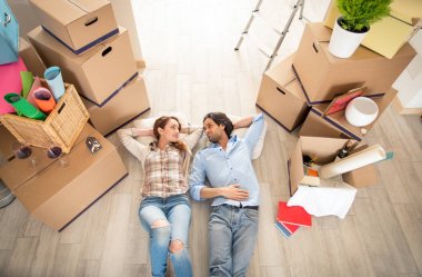 Çift yeni eve taşınıyor.