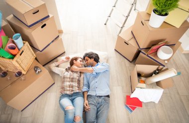 Çift yeni eve taşınıyor.