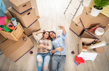 Çift yeni eve taşınıyor.