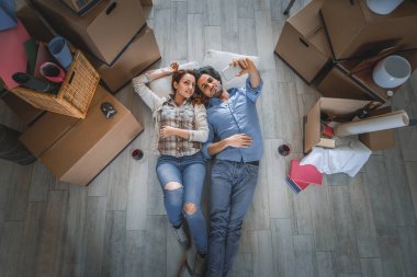 Çift yeni eve taşınıyor.