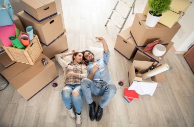 Çift yeni eve taşınıyor.