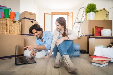 Çift yeni eve taşınıyor.