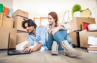 Çift yeni eve taşınıyor.