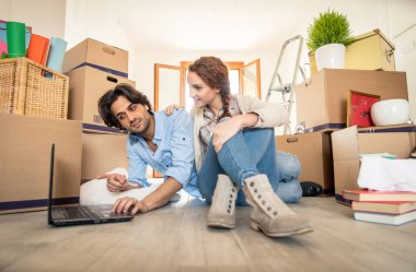 Çift yeni eve taşınıyor.