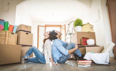 Çift yeni eve taşınıyor.