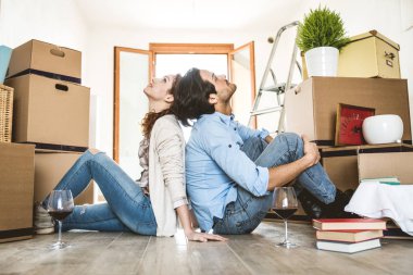 Çift yeni eve taşınıyor.