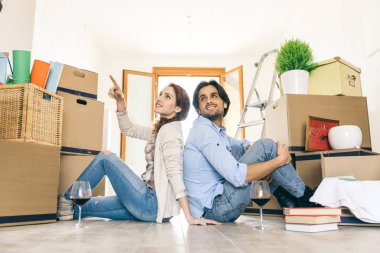 Çift yeni eve taşınıyor.