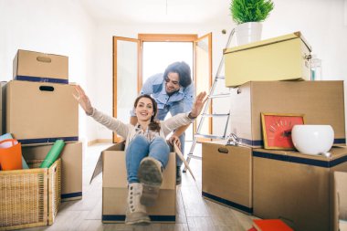 Çift yeni eve taşınıyor.