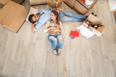 Çift yeni eve taşınıyor.