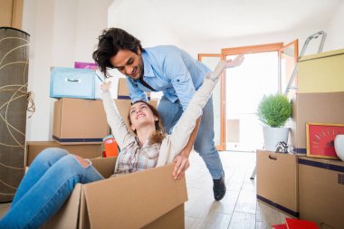 Çift yeni eve taşınıyor.