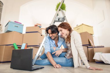 Çift yeni eve taşınıyor.