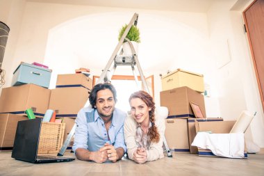 Çift yeni eve taşınıyor.