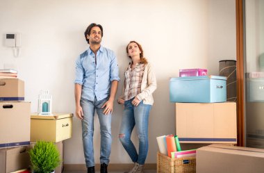 Çift yeni eve taşınıyor.