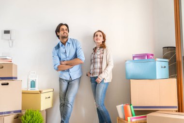 Çift yeni eve taşınıyor.