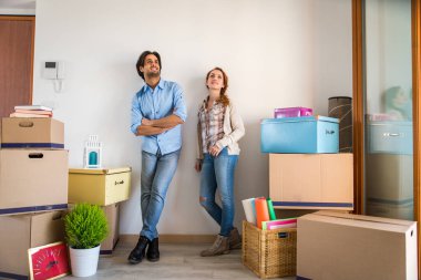 Çift yeni eve taşınıyor.