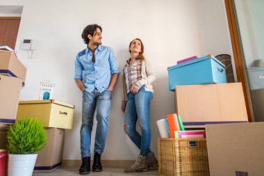 Çift yeni eve taşınıyor.