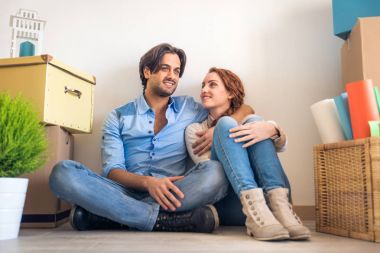 Çift yeni eve taşınıyor.