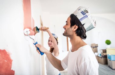 Çift yeni eve taşınıyor.