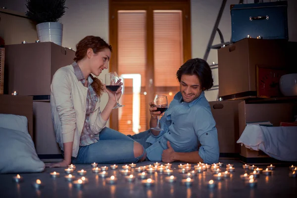 Çift yeni eve taşınıyor.