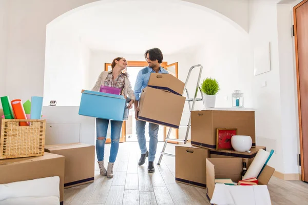 Çift yeni eve taşınıyor.