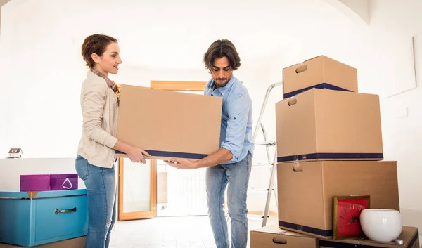 Paar die verhuizen naar een nieuw huis — Stockfoto