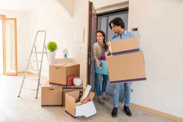 Paar zieht in neues Haus — Stockfoto