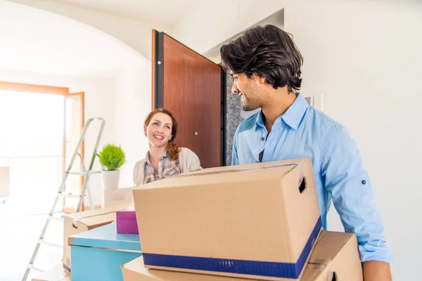 Paar zieht in neues Haus — Stockfoto