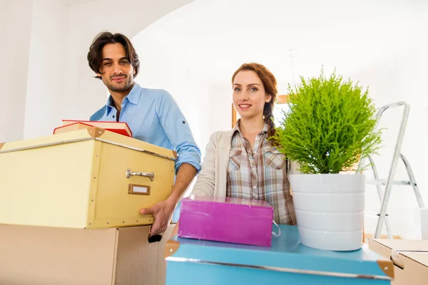 Çift yeni eve taşınıyor.