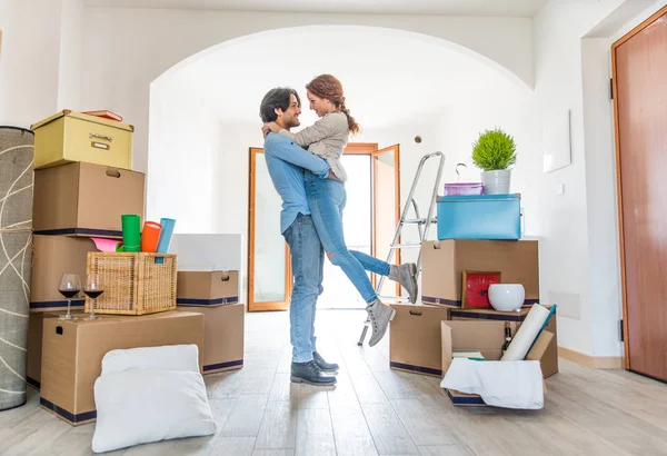 Couple moving into new house — Stock Photo, Image