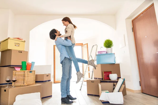 Couple moving into new house — Stock Photo, Image