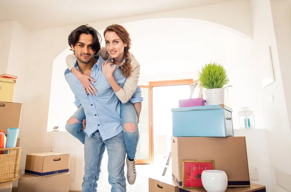 Çift yeni eve taşınıyor.