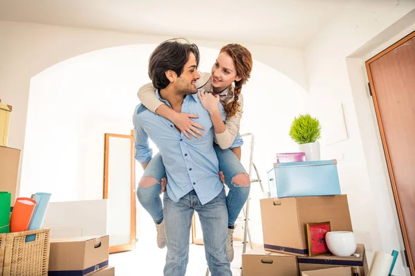 Çift yeni eve taşınıyor.