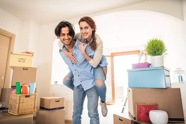 Çift yeni eve taşınıyor.