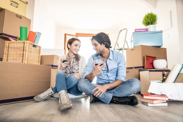 Pareja mudándose a nueva casa —  Fotos de Stock