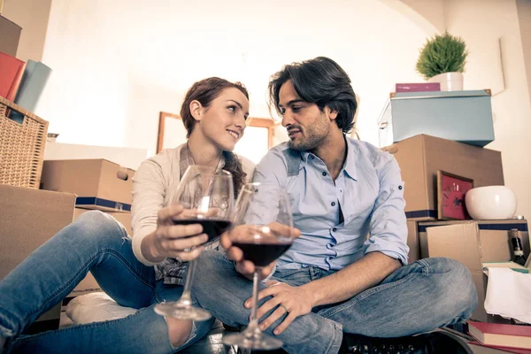 Çift yeni eve taşınıyor.