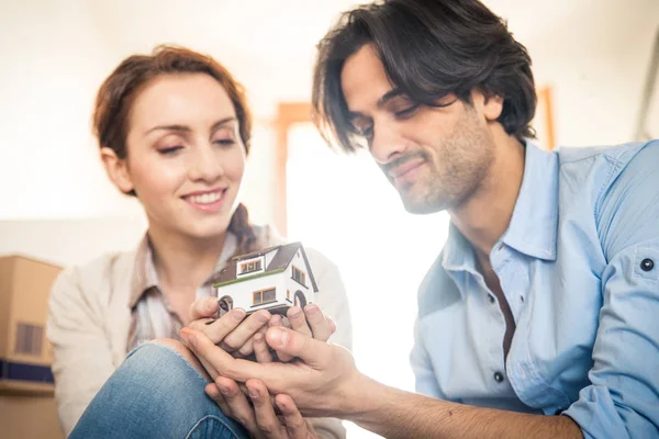 Çift yeni eve taşınıyor.