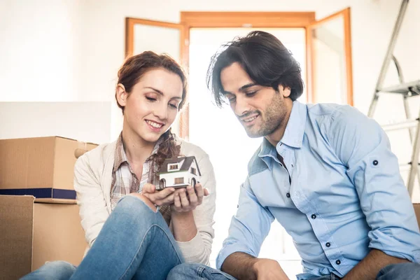 Çift yeni eve taşınıyor.