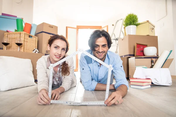 Çift yeni eve taşınıyor.