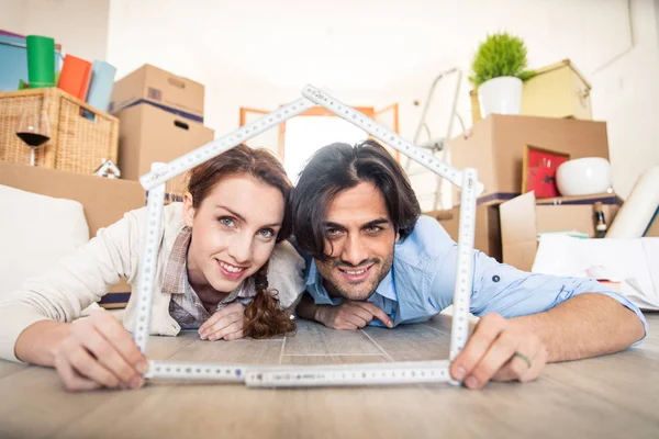 Paar zieht in neues Haus — Stockfoto