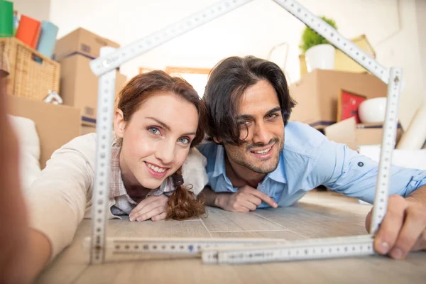 Çift yeni eve taşınıyor.