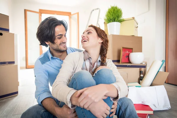 Çift yeni eve taşınıyor.