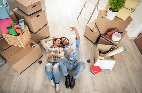 Çift yeni eve taşınıyor.