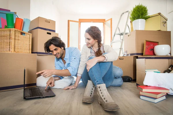 Çift yeni eve taşınıyor.