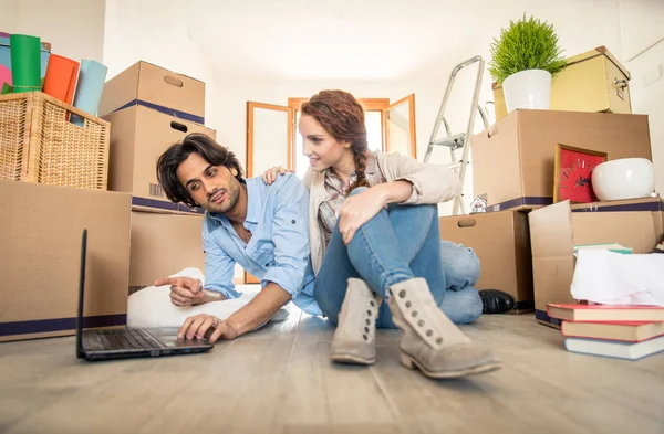 Çift yeni eve taşınıyor.