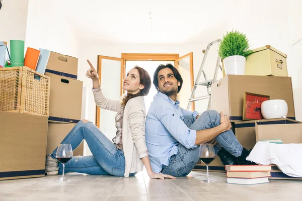 Çift yeni eve taşınıyor.