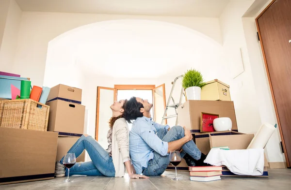 Çift yeni eve taşınıyor.