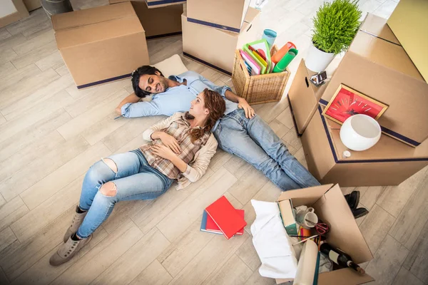 Paar die verhuizen naar een nieuw huis — Stockfoto