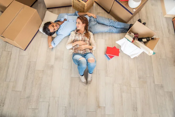 Çift yeni eve taşınıyor.